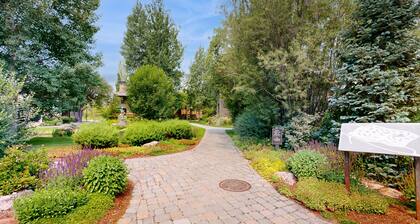 Charming condo with WiFi, deck, fireplace, shared pool, hot-tub, and sauna