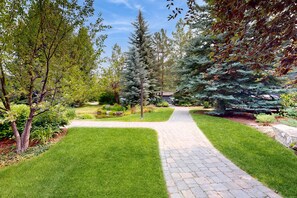 Property grounds - Charming condo with WiFi, deck, fireplace, shared pool, hot-tub, and sauna (Sun Valley)