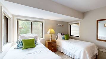 2 bedrooms, iron/ironing board, Internet, bed sheets