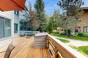 Terrace/patio - Charming condo with WiFi, deck, fireplace, shared pool, hot-tub, and sauna (Sun Valley)