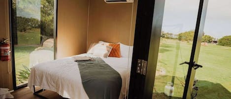 1 bedroom, bed sheets