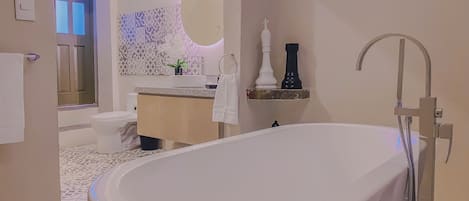 ヘアドライヤー、タオル、石鹸、シャンプー