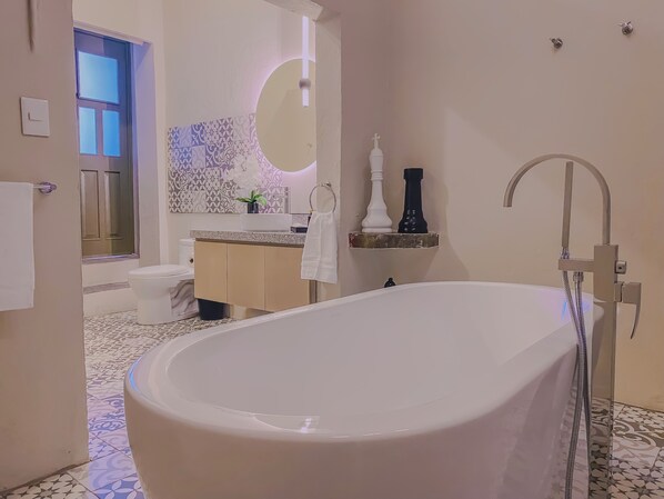 Séchoir à cheveux, serviettes fournies, savon, shampooing