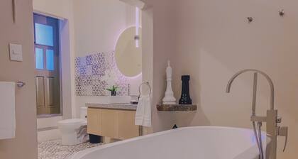 Cozy 1-bedroom suite in amazing Puebla with King size bed, WiFi and bathtub