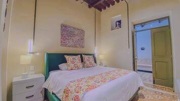 1 bedroom, desk, WiFi, bed sheets