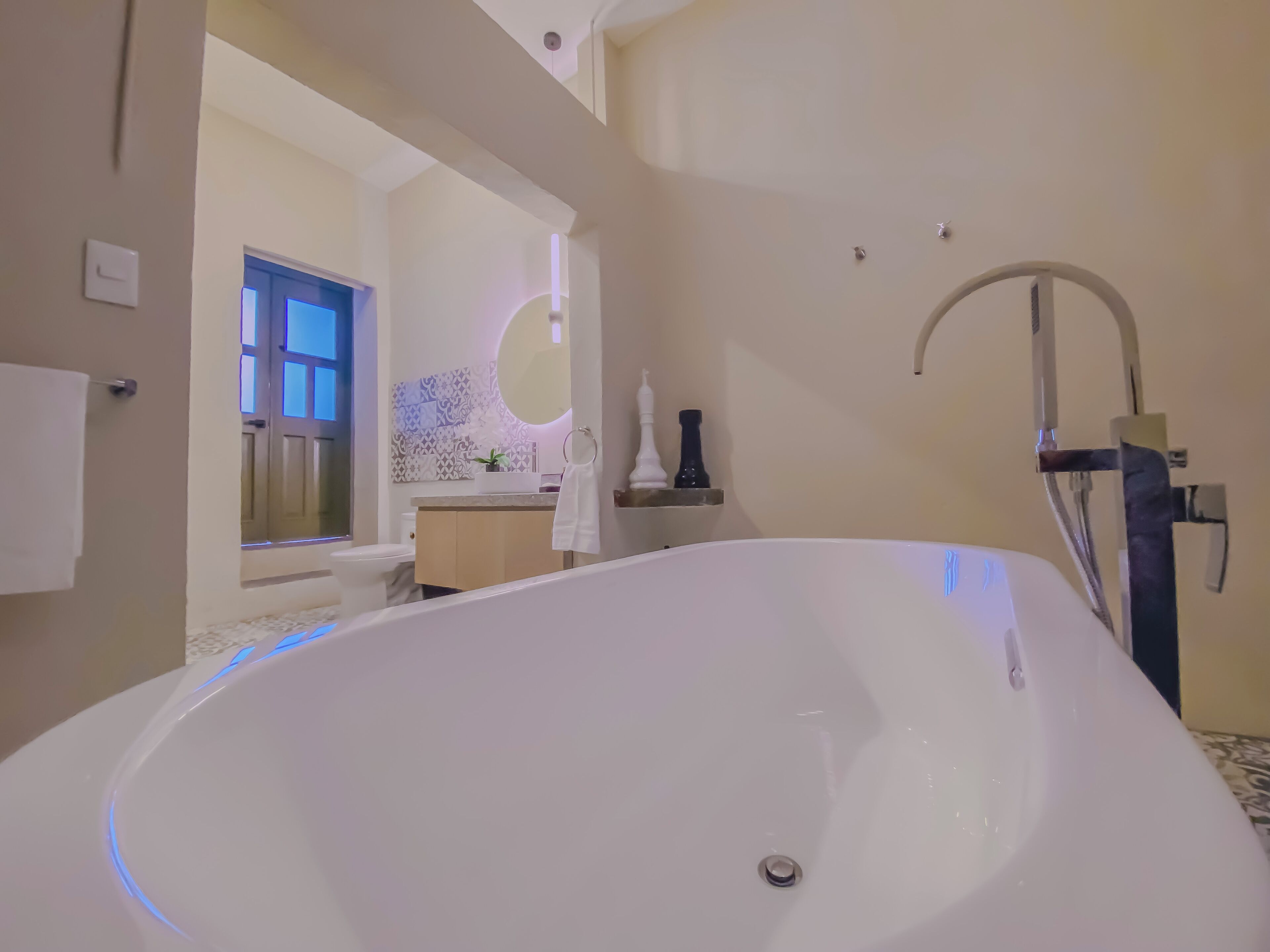 Secador de pelo, toallas, jabón y champú