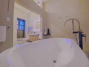 Sèche-cheveux, serviettes fournies, savon, shampoing