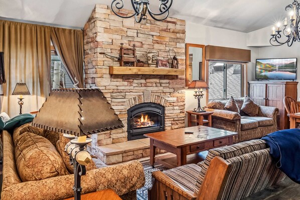 TV, fireplace - 2BR Keystone Condo, Near Ski Lifts & Trails (Keystone)