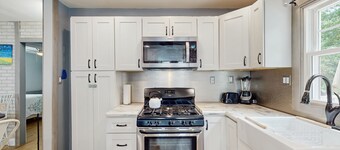 Cozy house with hot tub, firepit, near restaurants + near beach