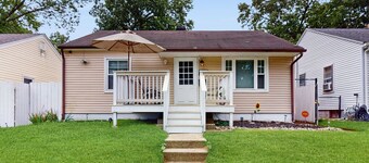Cozy house with hot tub, firepit, near restaurants + near beach