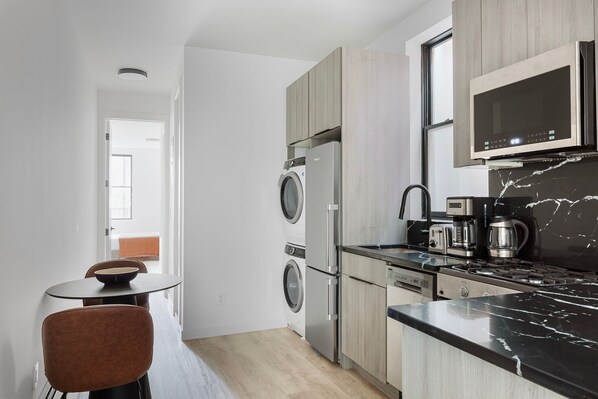 Fridge, microwave, oven, dishwasher - Amazing Greenpoint 2BR w/ Laundry & A/C, by Blueground (Brooklyn)