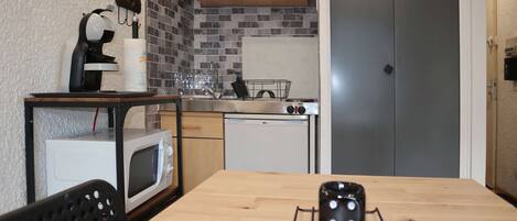 Fridge, cookware/dishes/utensils