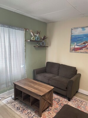 Smart TV - The Purple Door -FRESHLY UPGRADED AIR CONDITIONING NOW AVAILABLE- (McGill)