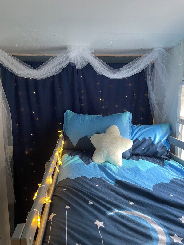 3 makuuhuonetta, työpöytä, Wi-Fi, vuodevaatteet