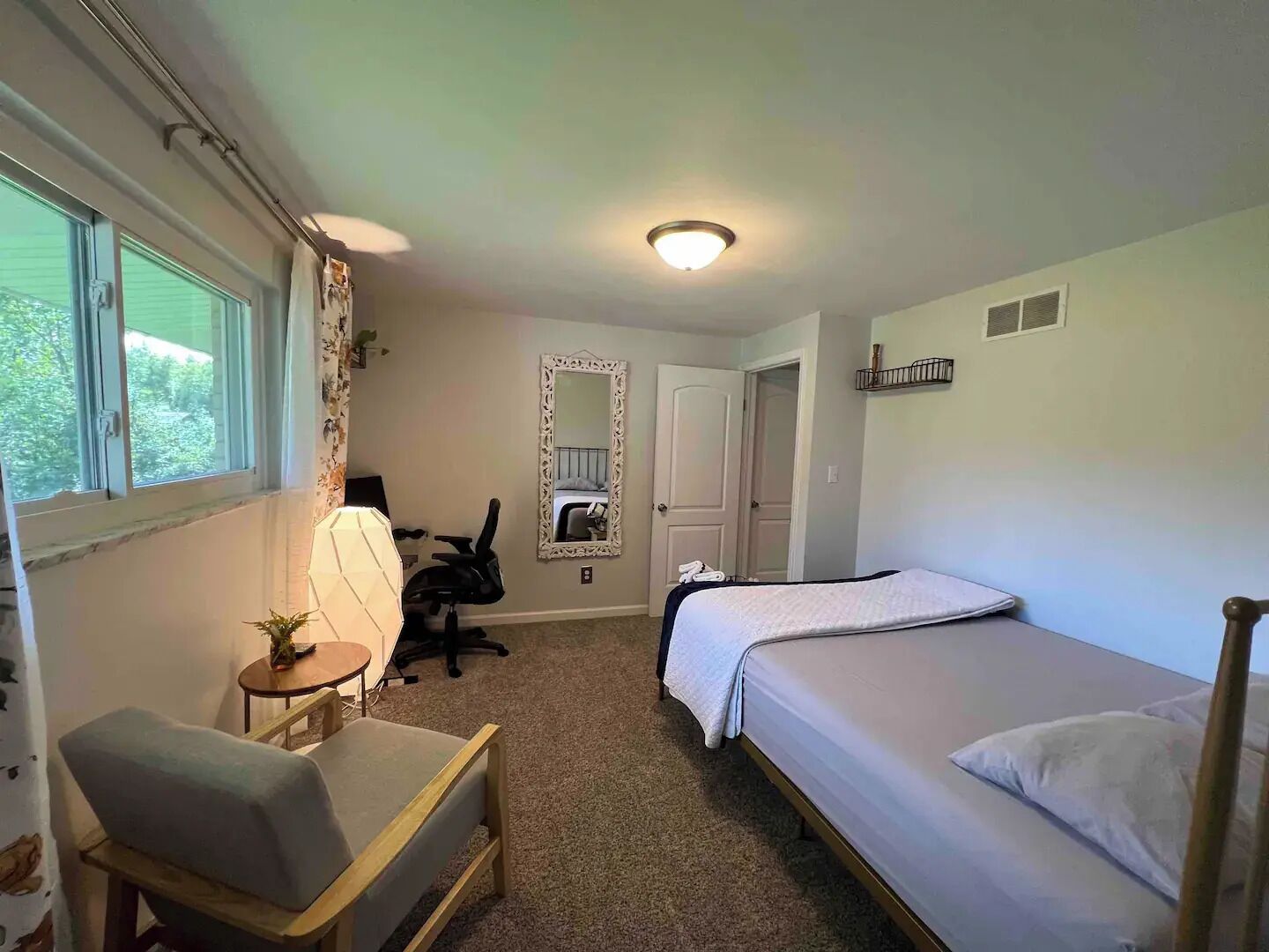 3 bedrooms, desk, iron/ironing board, free WiFi