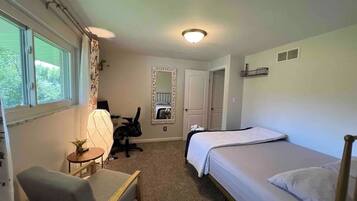 3 bedrooms, desk, iron/ironing board, free WiFi