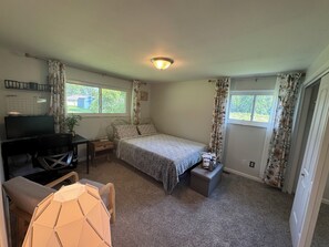 3 bedrooms, desk, iron/ironing board, free WiFi