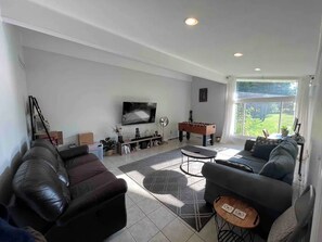 Smart TV, fireplace, foosball, computer monitors - Charming farmhouse ranch - private 2 bed 1 bath - slice of home - shared spaces (Canton)