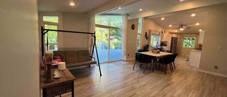 TĂ©lĂ©viseur connectĂ©, foyer, table de baby-foot, Ă©cran dâordinateur