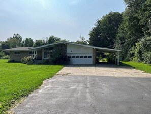 Exterior - Charming farmhouse ranch - private 2 bed 1 bath - slice of home - shared spaces (Canton)