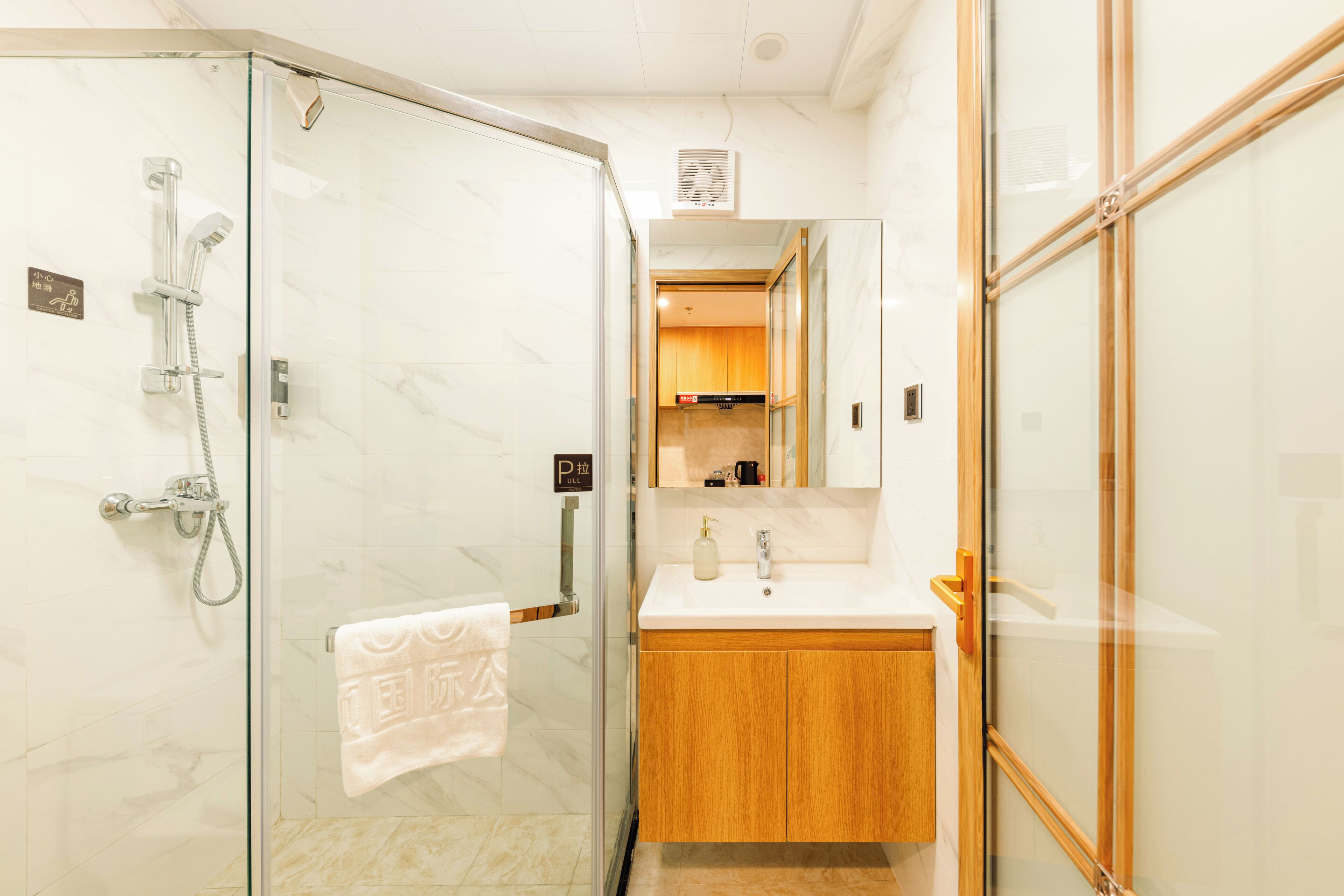 基础双床房, 阳台, 城市景观 | 浴室 | 淋浴设施、免费洗浴用品、吹风机、拖鞋