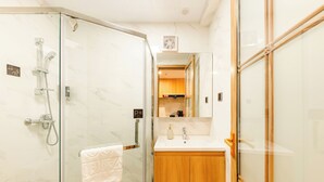 Basic Twin Room, Balcony, City View | Bathroom - Pollton Apartment Foshan  (Foshan)