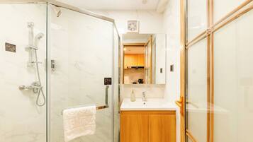 Habitación básica con 2 camas individuales, balcón, vistas a la ciudad | Baño | Ducha, artículos de higiene personal gratuitos y secador de pelo