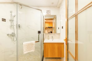 Habitación básica con 2 camas individuales, balcón, vistas a la ciudad | Baño | Ducha, artículos de higiene personal gratuitos y secador de pelo