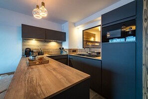 ثلاجة، فرن، غسالة أطباق، محمصة خبز