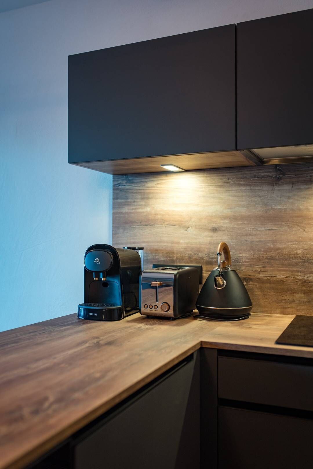 Eine Küchenarbeitsplatte mit Kaffeemaschine, Toaster und Wasserkocher.