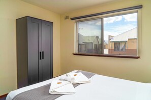 1 habitación, tabla de planchar con plancha, wifi y ropa de cama