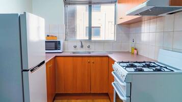 Oven, cookware/dishes/utensils