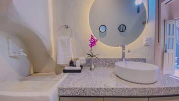 Douche, sĂšche-cheveux, serviettes fournies, savon