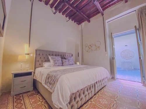 Enchanting suite with WiFi, King size-bed in Puebla. excellent location.