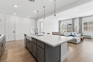 Interior - Monthly/Daily Stay: Spacious 4BD for Family & Work. Outdoor backyard & BBQ grill (Folsom)