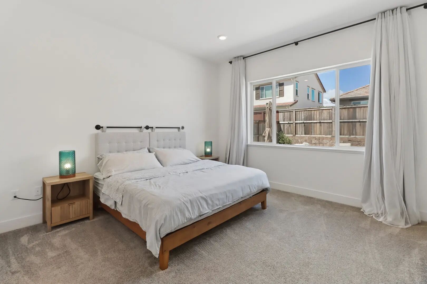 4 sovrum, skrivbord, strykjärn/strykbräda och resesäng