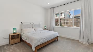 4 sovrum, skrivbord, strykjärn/strykbräda och resesäng