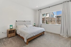 4 sovrum, skrivbord, strykjärn/strykbräda och resesäng