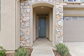 Exterior detail - Monthly/Daily Stay: Spacious 4BD for Family & Work. Outdoor backyard & BBQ grill (Folsom)