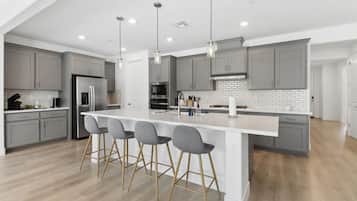 Refrigerador, microondas, horno, placa de cocina