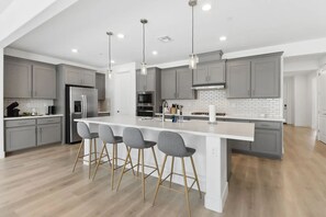 Fridge, microwave, oven, stovetop - Monthly/Daily Stay: Spacious 4BD for Family & Work. Outdoor backyard & BBQ grill (Folsom)