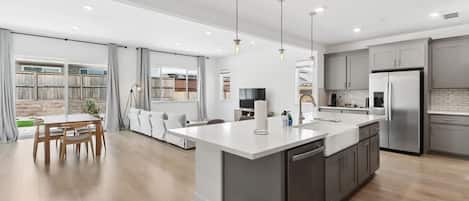 Jääkaappi, mikroaaltouuni, uuni, liesi