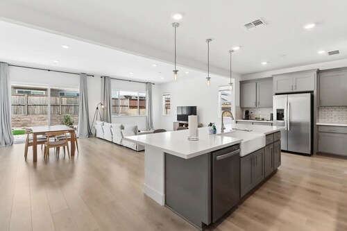 Monthly/Daily Stay: Spacious 4BD for Family & Work. Outdoor backyard & BBQ grill