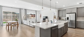 Monthly/Daily Stay: Spacious 4BD for Family & Work. Outdoor backyard & BBQ grill