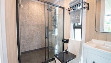 Superior-Zweibettzimmer, Gartenblick | Badezimmer | Dusche, Haartrockner, Hausschuhe, Handtücher