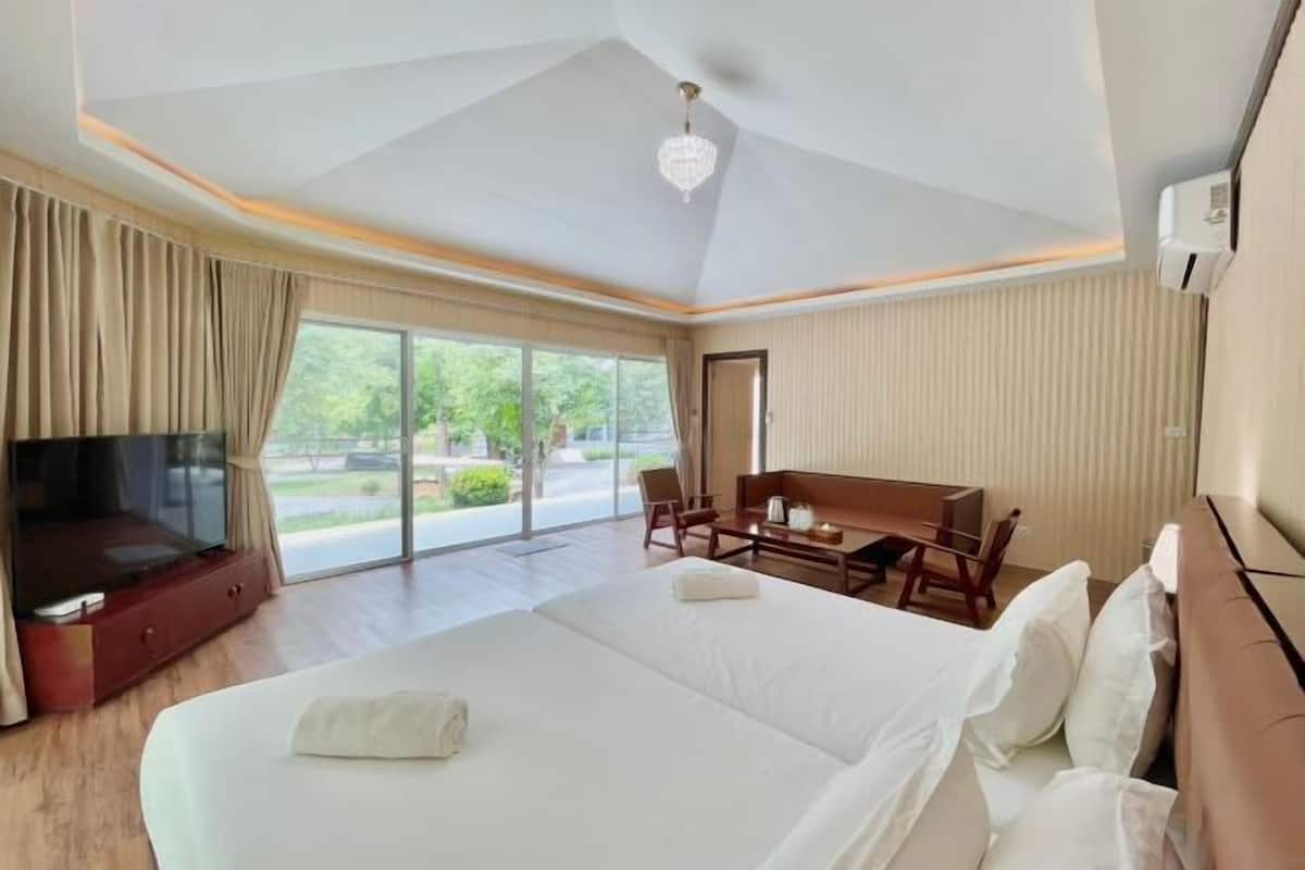 Blackout curtains, free WiFi
