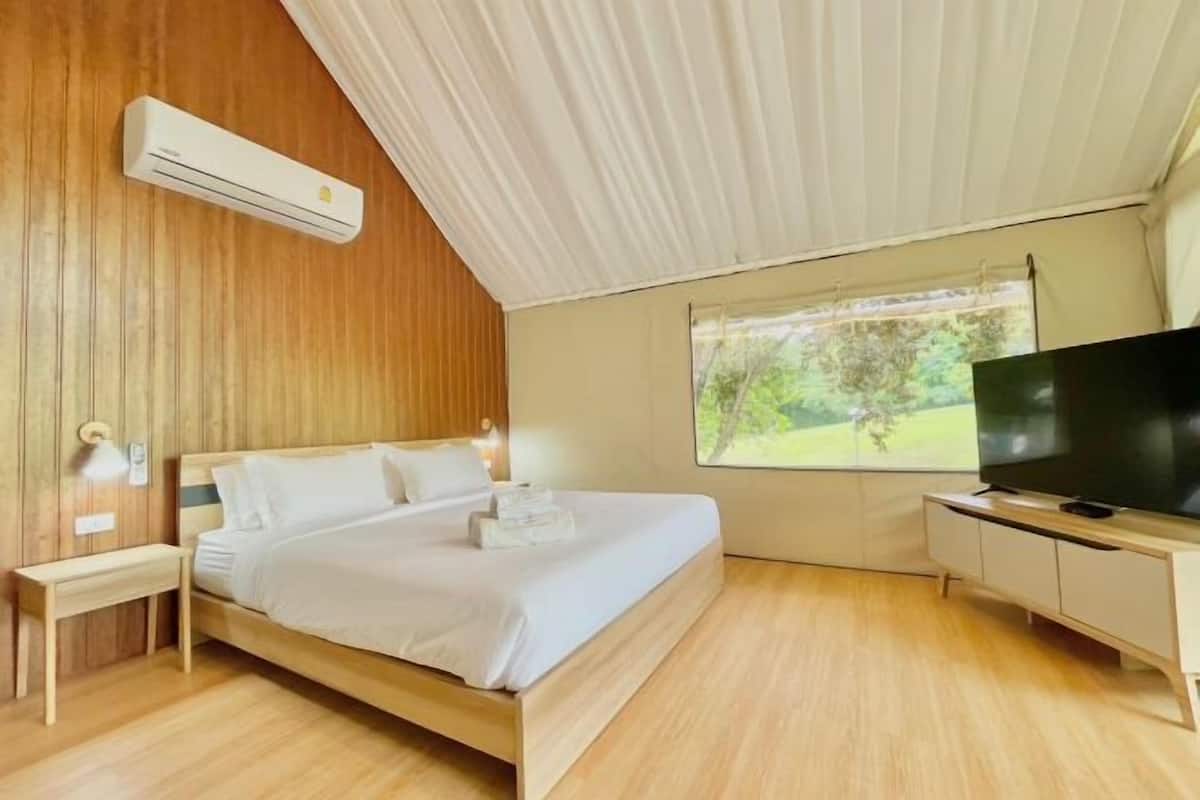 Blackout curtains, free WiFi