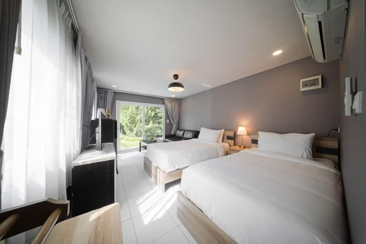 Blackout curtains, free WiFi
