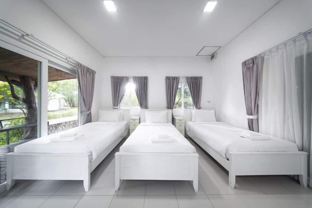 Blackout curtains, free WiFi