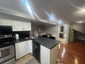 Fridge, microwave, oven, stovetop - Cozy 2 bedroom walkout paradise (Brampton)